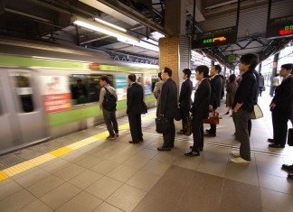 なぜ日本は震災後も治安のいい国なのか? 地下鉄のホームに並ぶ人たち