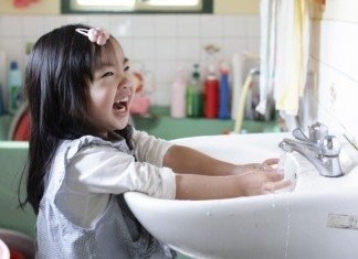 手を洗う女の子