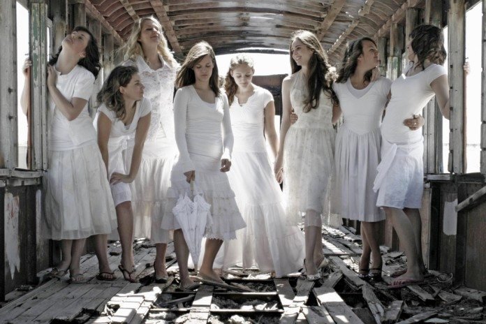 白の服を着た女性たち