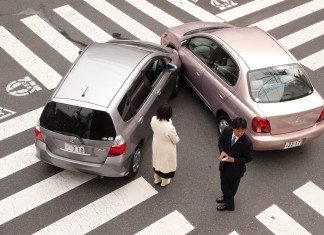 交通事故後、警察が来るのを待つ日本人