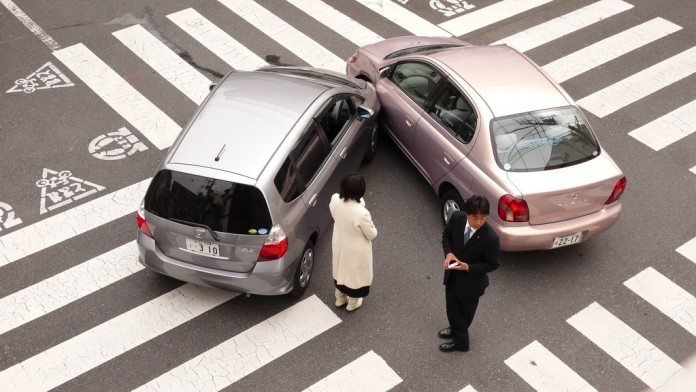 交通事故後、警察が来るのを待つ日本人
