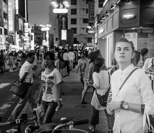 東京の雑踏を歩く外国人女性