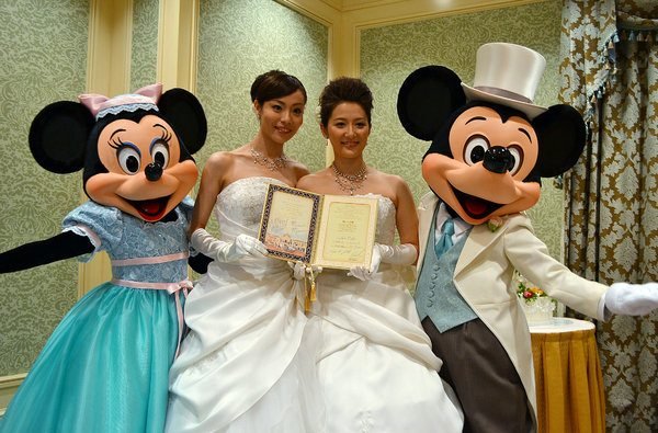 海外の反応 東京ディズニーリゾートで日本初の同性挙式に賛否両論