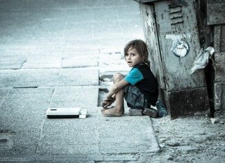 シリアの難民、道端に座る子供