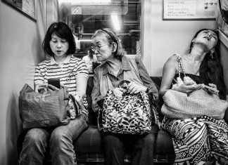 電車の中の女性たち
