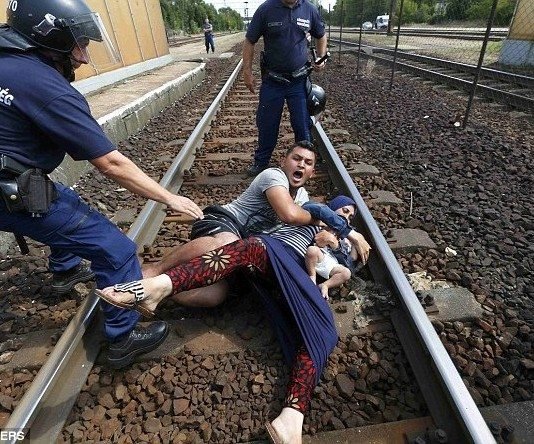 ハンガリー鉄道混乱で電車から降ろされた男性