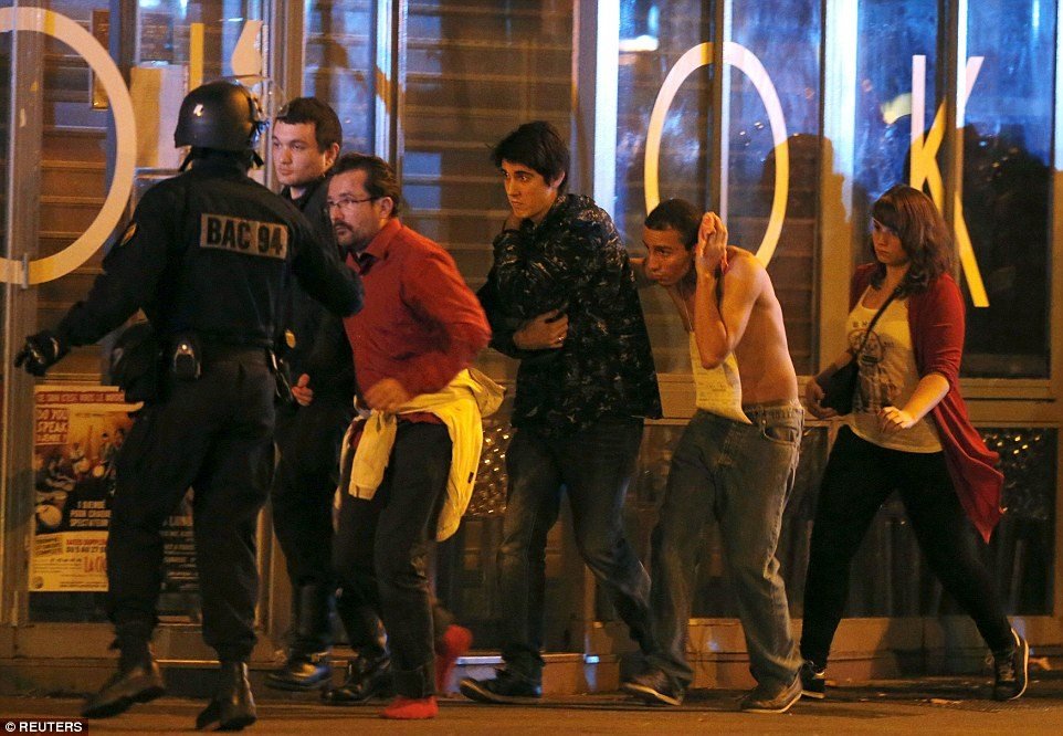 パリ同時多発テロ、バタクラン劇場の連続襲撃ビフォーアフター写真