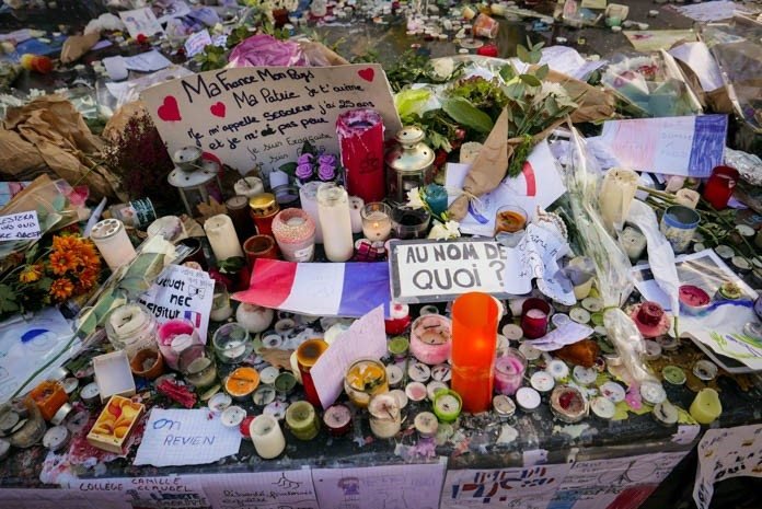 パリ同時多発テロ後のレピュブリック広場