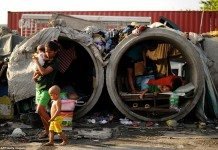 マニラのスラム街、土管で暮らすフィリピン人の現状がわかる写真